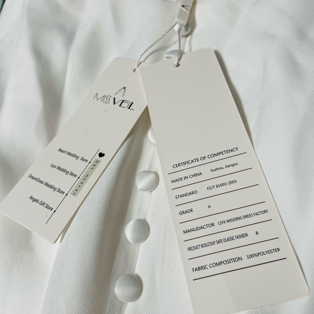 Simple wedding, open lace back and small train. - Picture 10 of 15